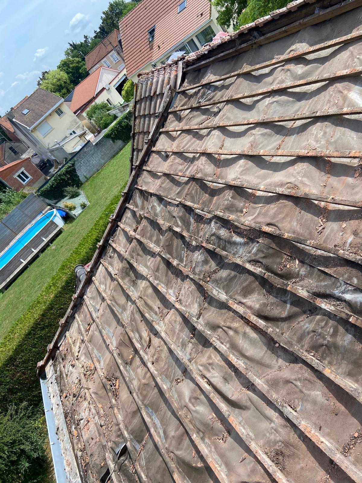 Ardoises arrachées par le vent sur une toiture nantaise après une tempête d'ouest