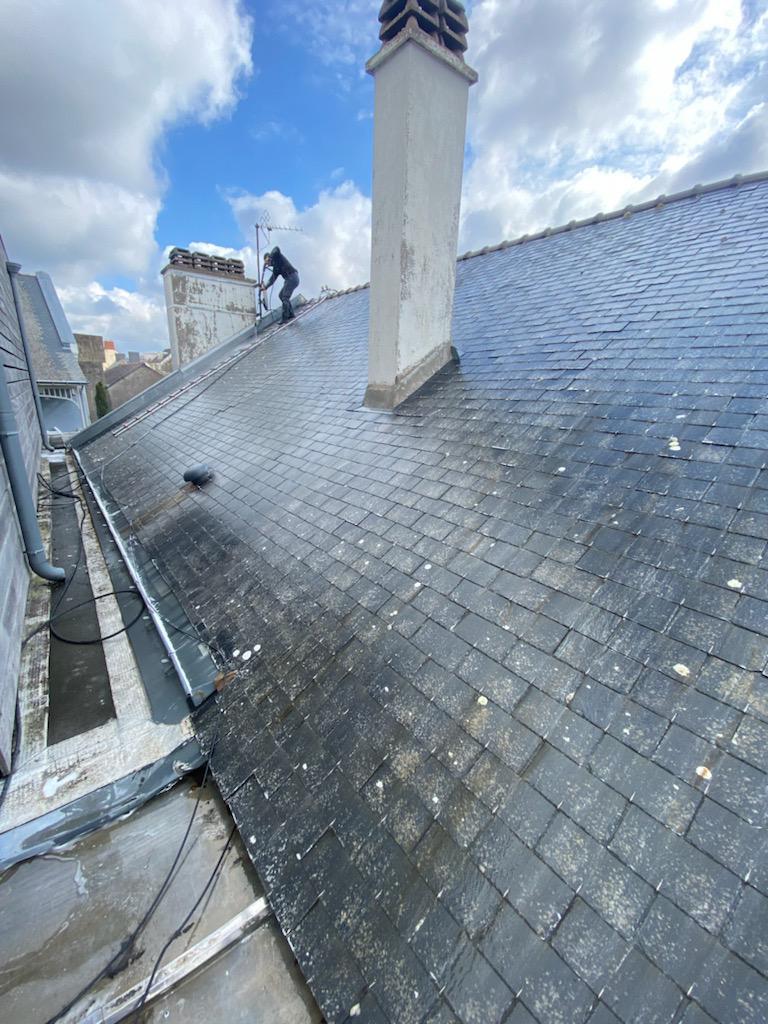 Installation de faîtage ventilé par couvreur professionnel à Nantes